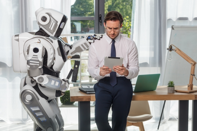 ロボットとスーツを着た男性