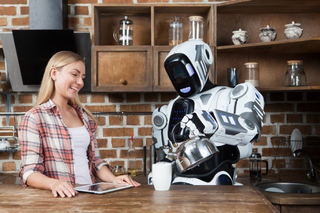 ロボットと笑顔の女性