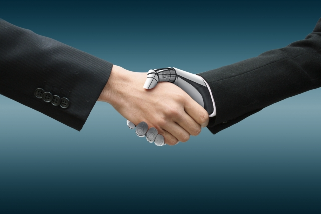 ロボットと手をつないでいる