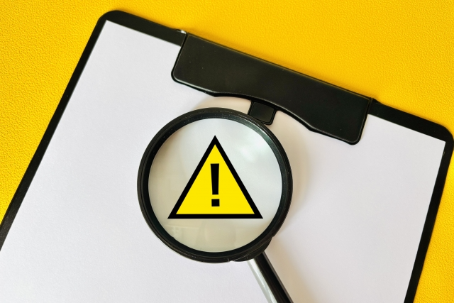 バインダーに書かれた注意を促すマークを拡大している