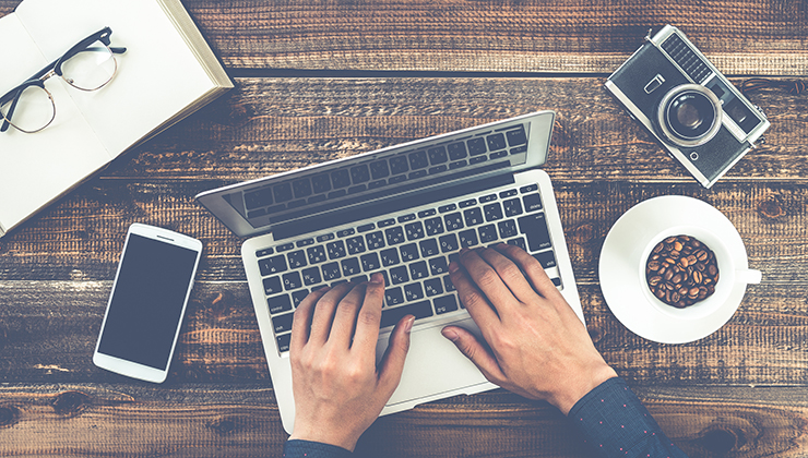 パソコンを操作する男性の手