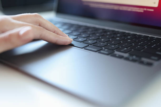 パソコンを操作する手