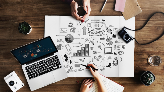 ノートパソコンを開き、解決法を探っている