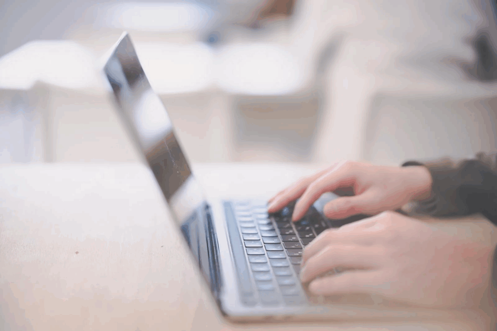 パソコンを操作する人