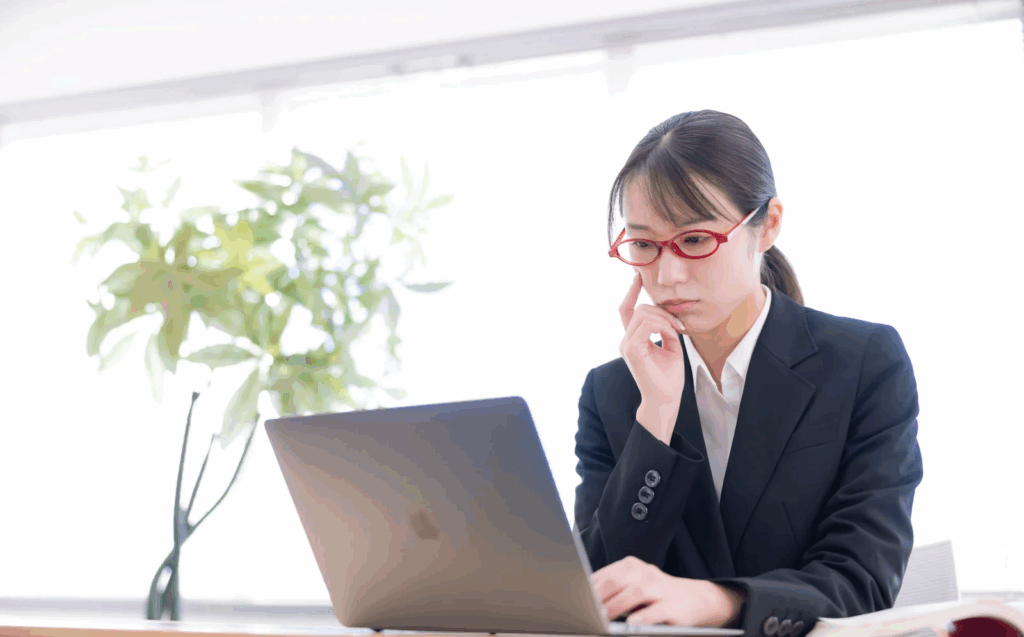 パソコンを操作する女性