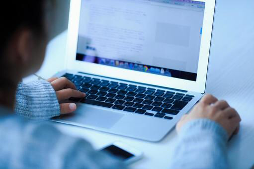 パソコンを操作する女性