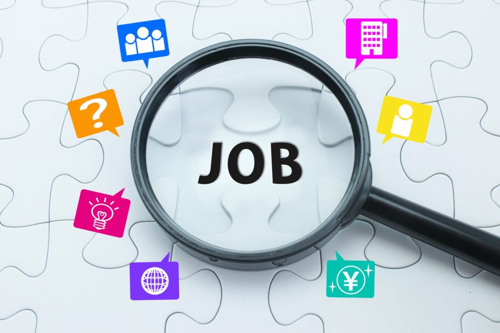 虫眼鏡の中にJOBの文字