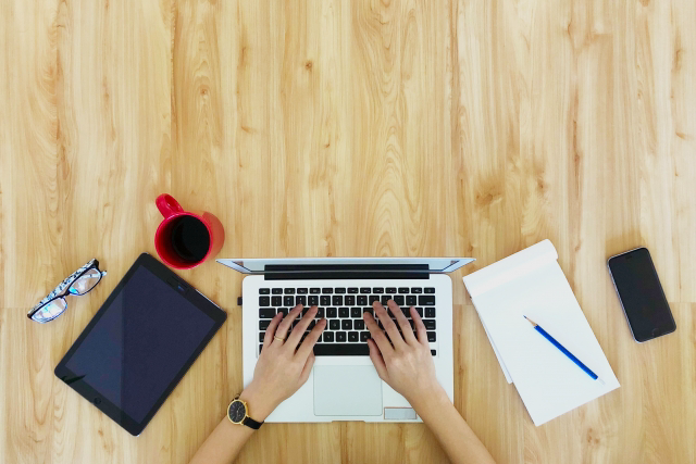 パソコンを操作する人の手