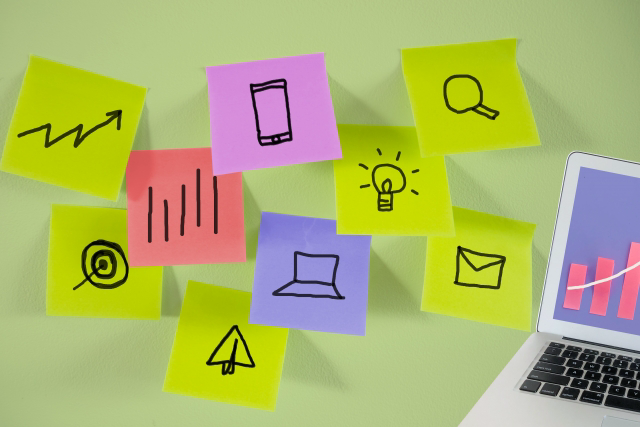パソコンの横にたくさん付箋がある