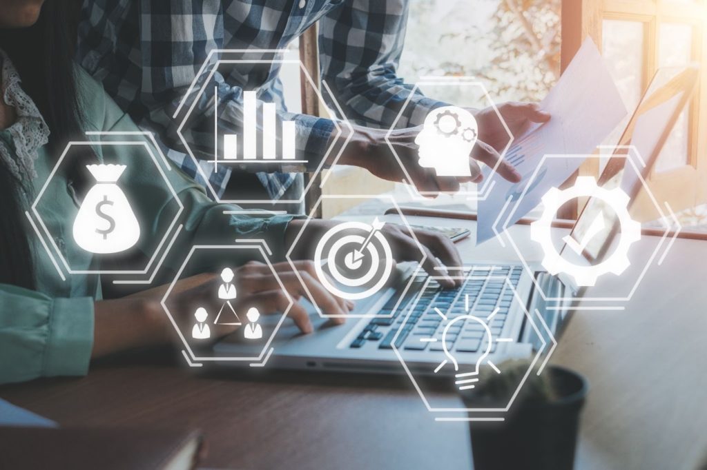 様々なスキルとパソコンを使いこなす様子