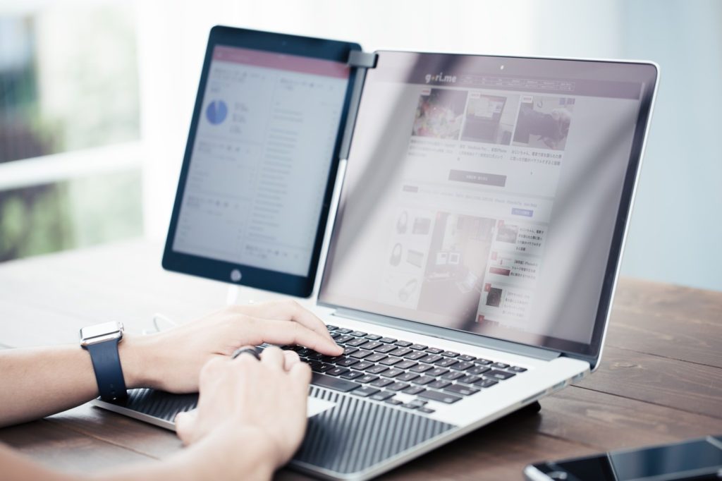 ノートパソコンとタブレットを並べて模写している様子