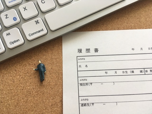 パソコンのキーボードと履歴書