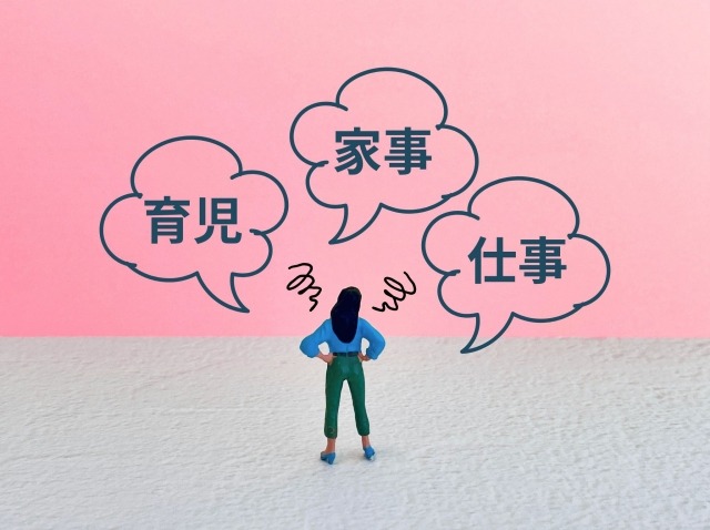 「育児」「家事」「仕事」と書かれた吹き出しを前に、悩んだ様子で立ち止まる女性の後ろ姿