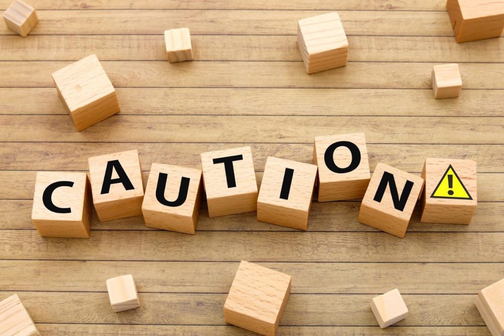 ブロックにCAUTIONと書かれている