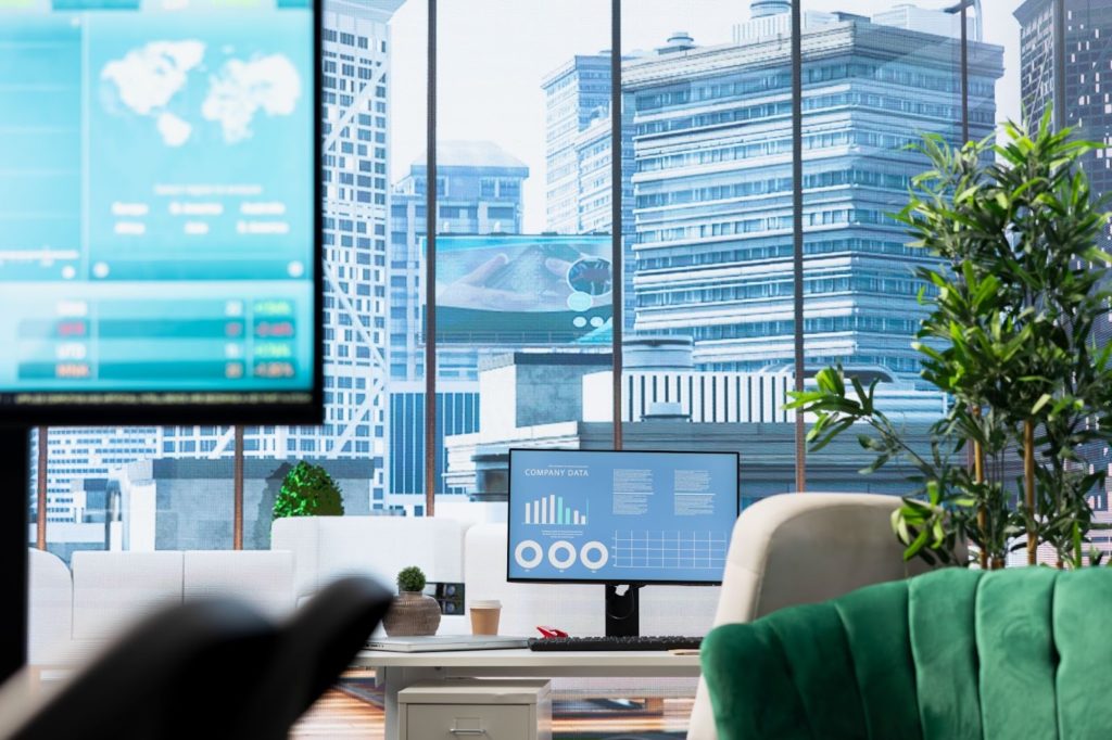 窓の外に高層ビルがみえるオフィスの中