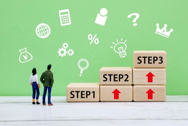 階段状に積み重なったstepの前にたたずむ人