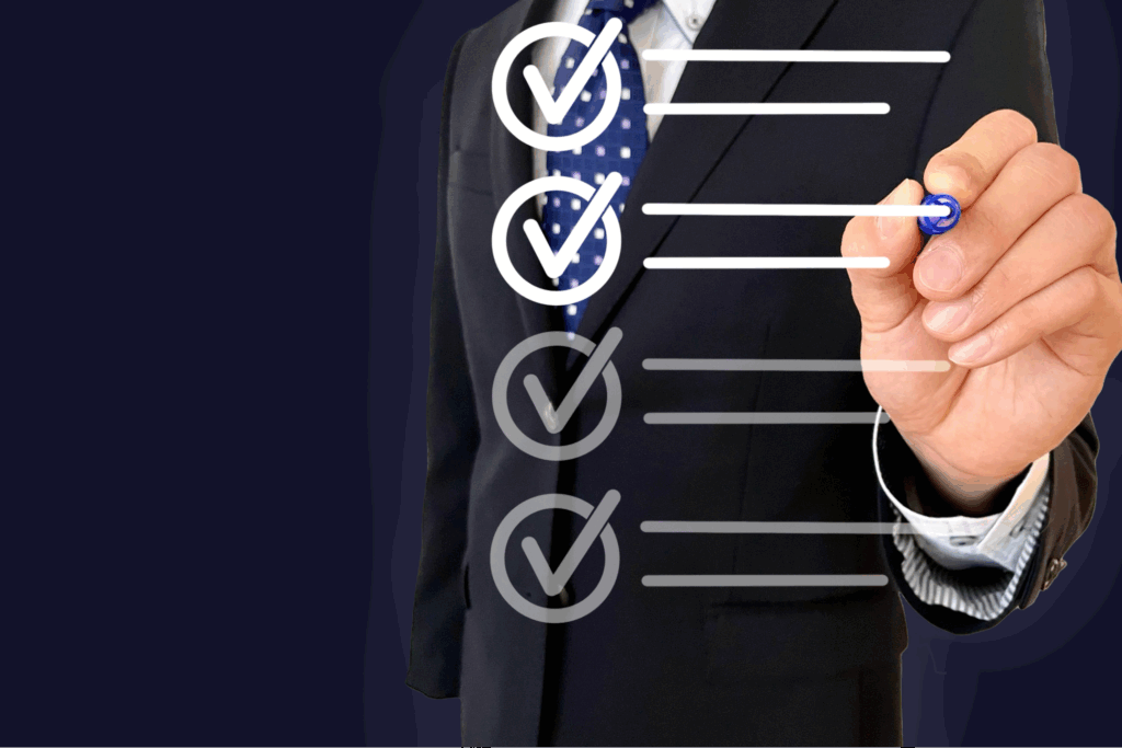 スーツ姿の男性がチェックリストに線を入れている