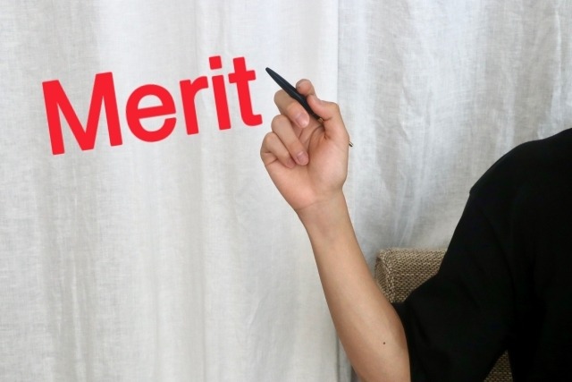 Meritと書いている人の手