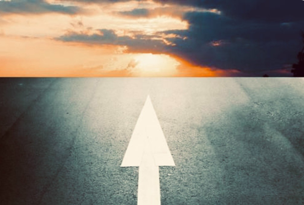 前に進む道路に矢印がかかれた画像