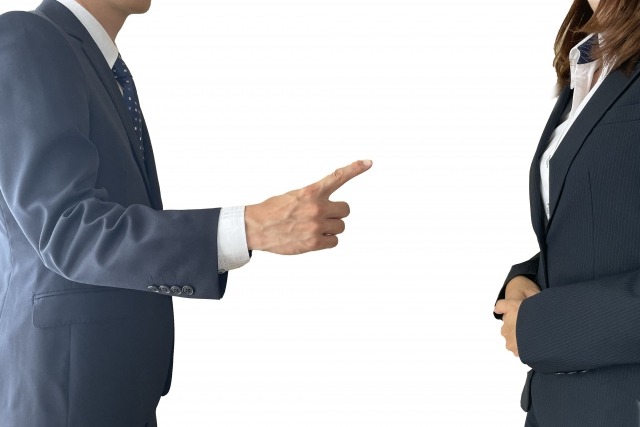 上司が部下を指導している様子