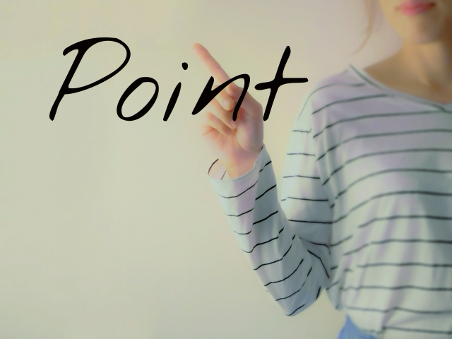 女性がPointという文字を指さしている