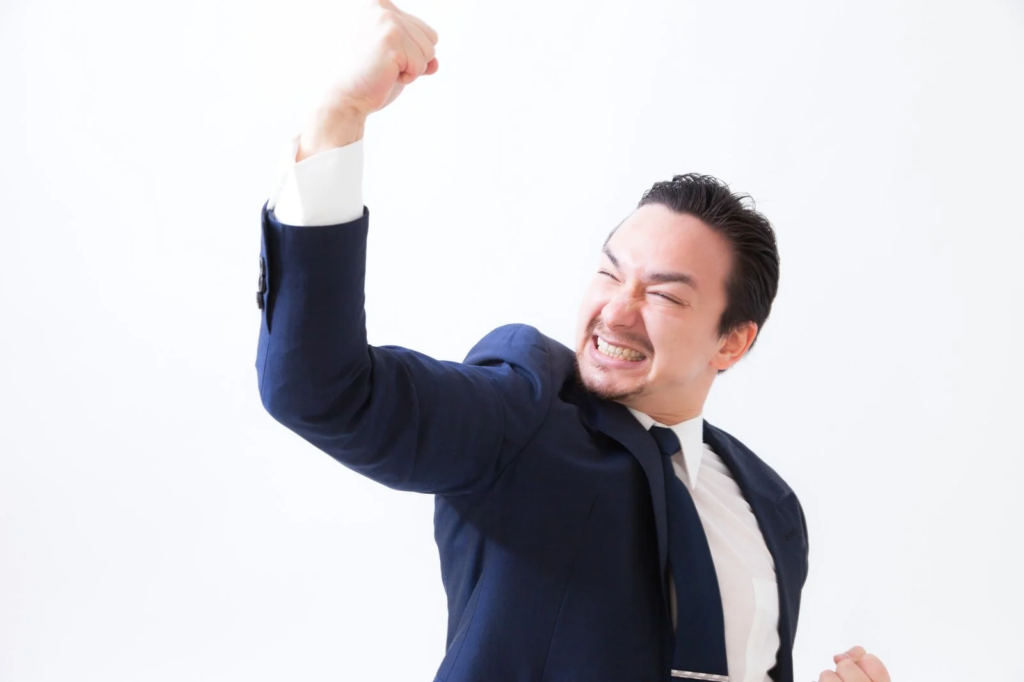 ガッツポーズをして喜んでいる外国人男性