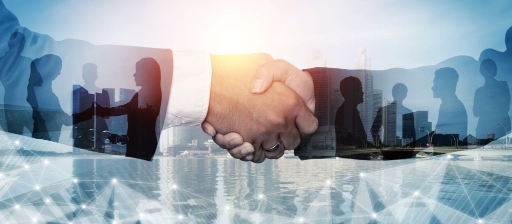 ビジネスマンが握手をしている