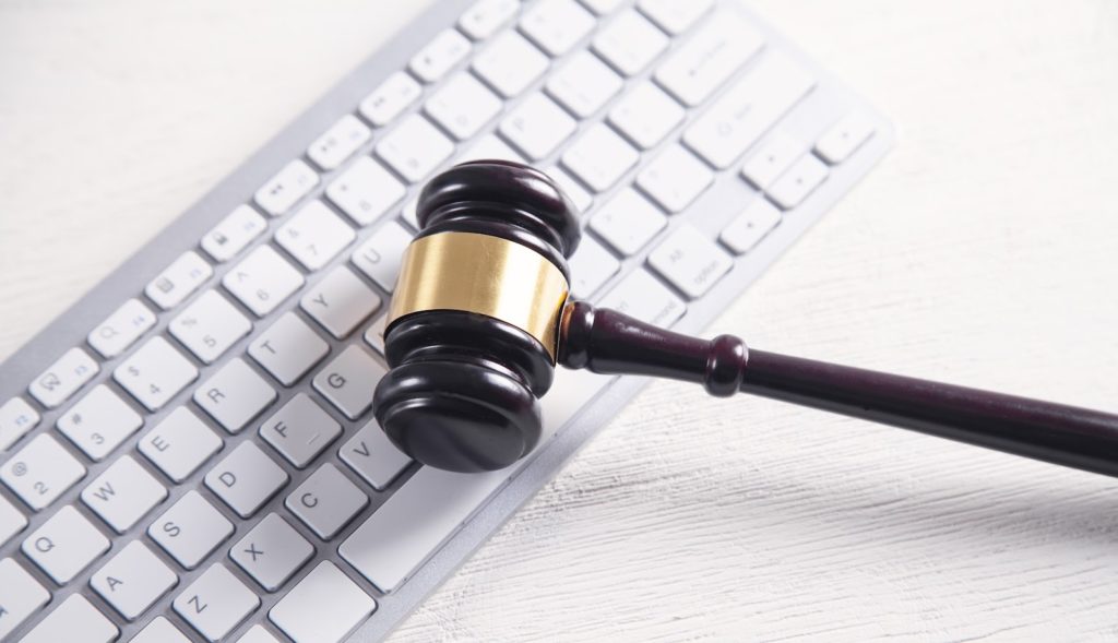 パソコンのキーボードと木槌