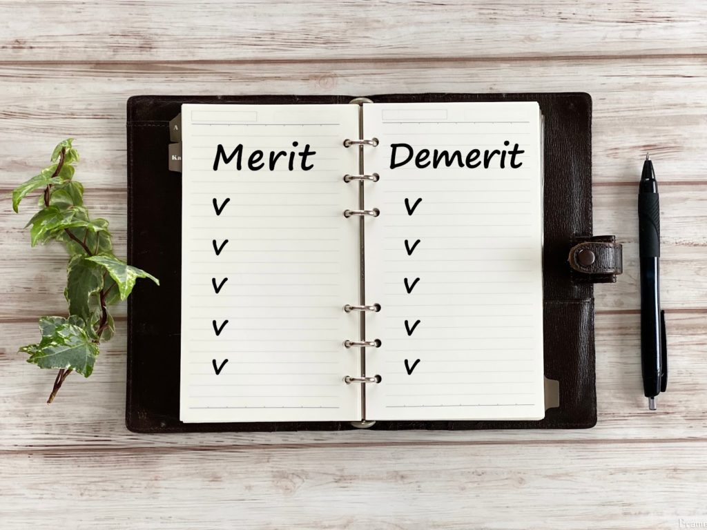 手帳にメリット・デメリットのチェックリストが書かれている