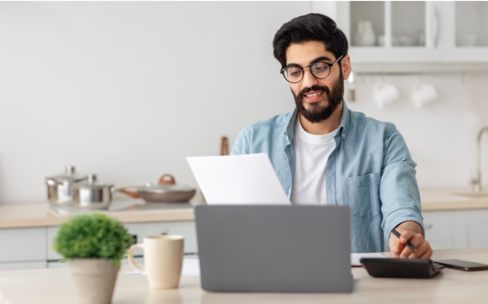 パソコン作業をしている男性