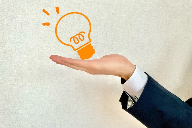 電球を手の平に乗せている