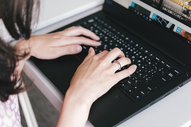 パソコンを操作している女性の手