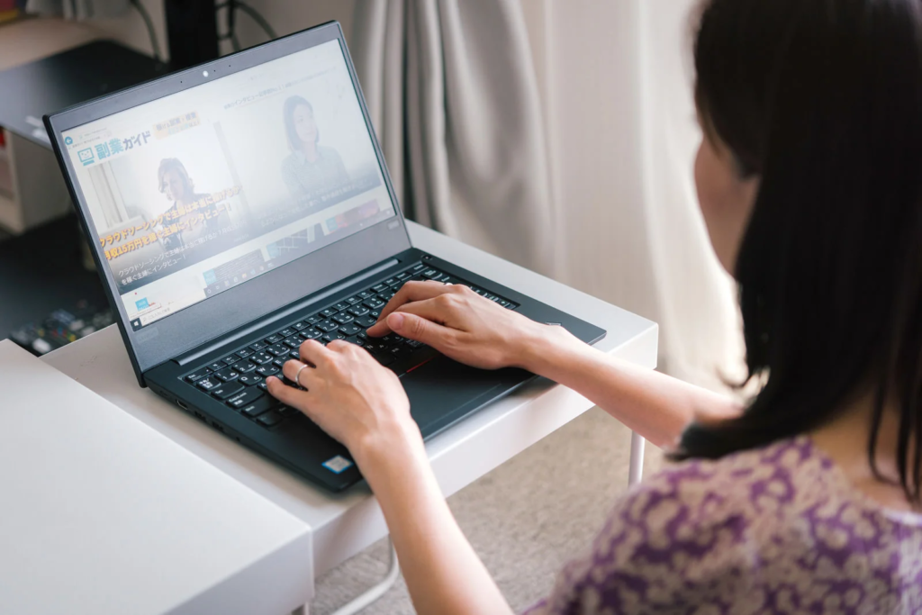 パソコンを操作している女性