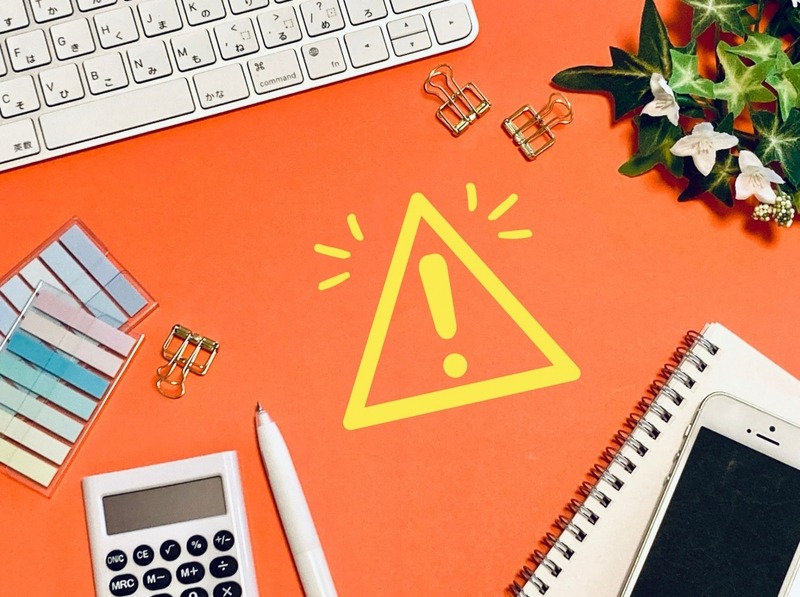 電卓やノート、キーボードなどが雑然と置かれている