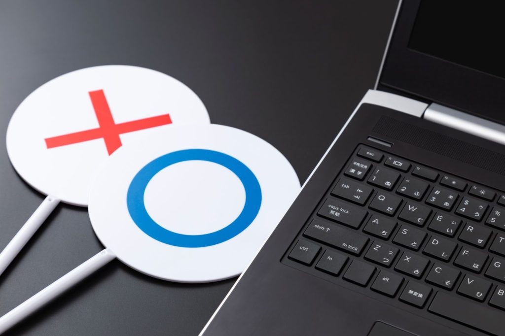 PCの近くに⚪︎×の札が置いてある