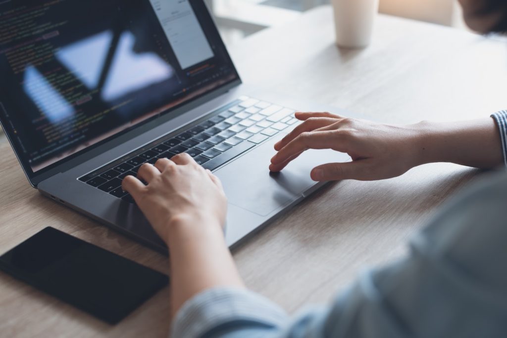 ノートパソコンを操作している人