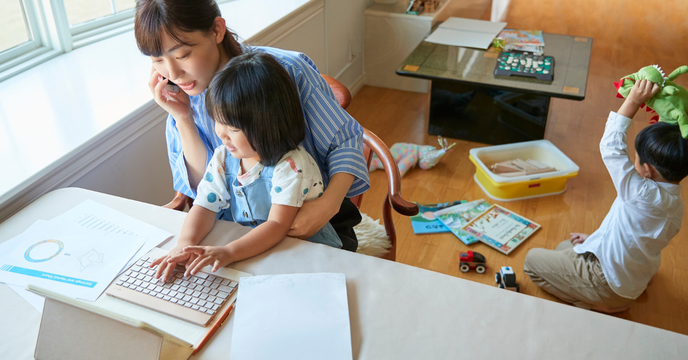 ワンオペ育児しながら在宅ワークする女性