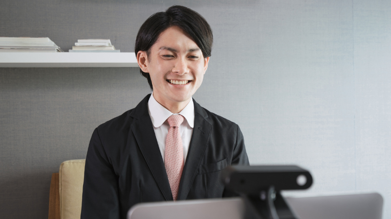 スーツを着てる笑顔の男性