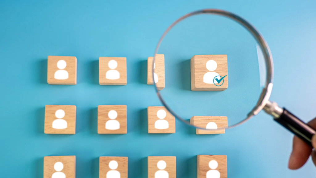 虫メガネでブロックを見ている