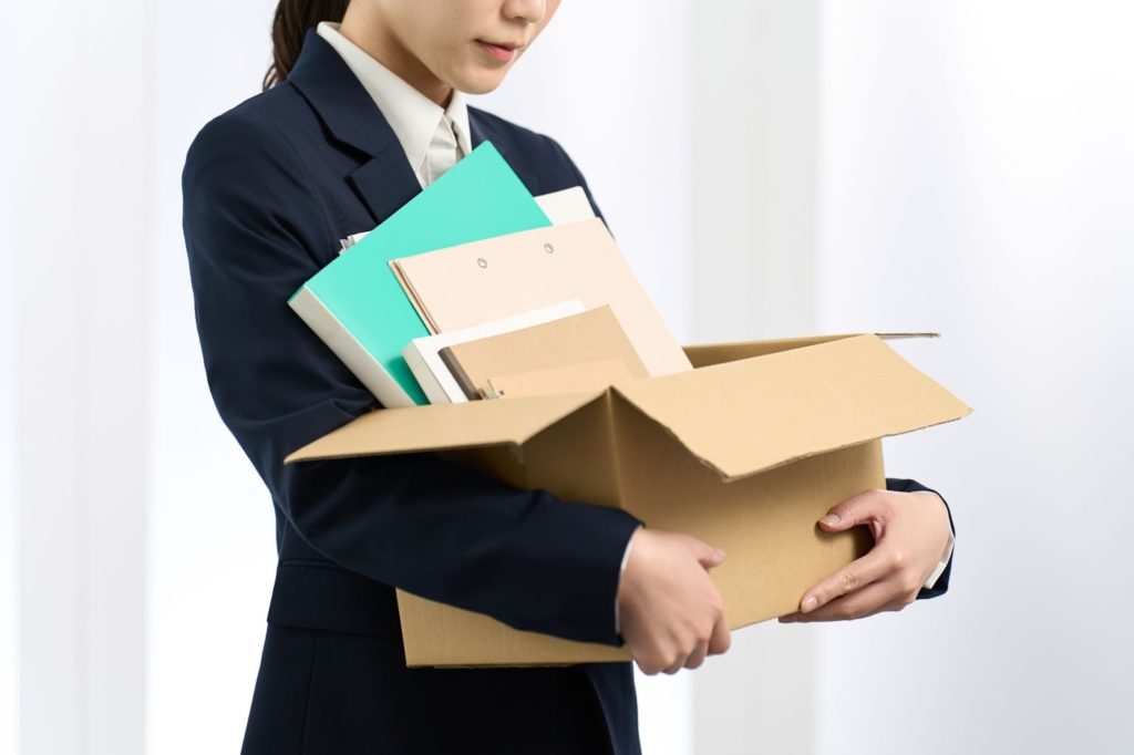 女性が荷物の入った段ボールを持っている