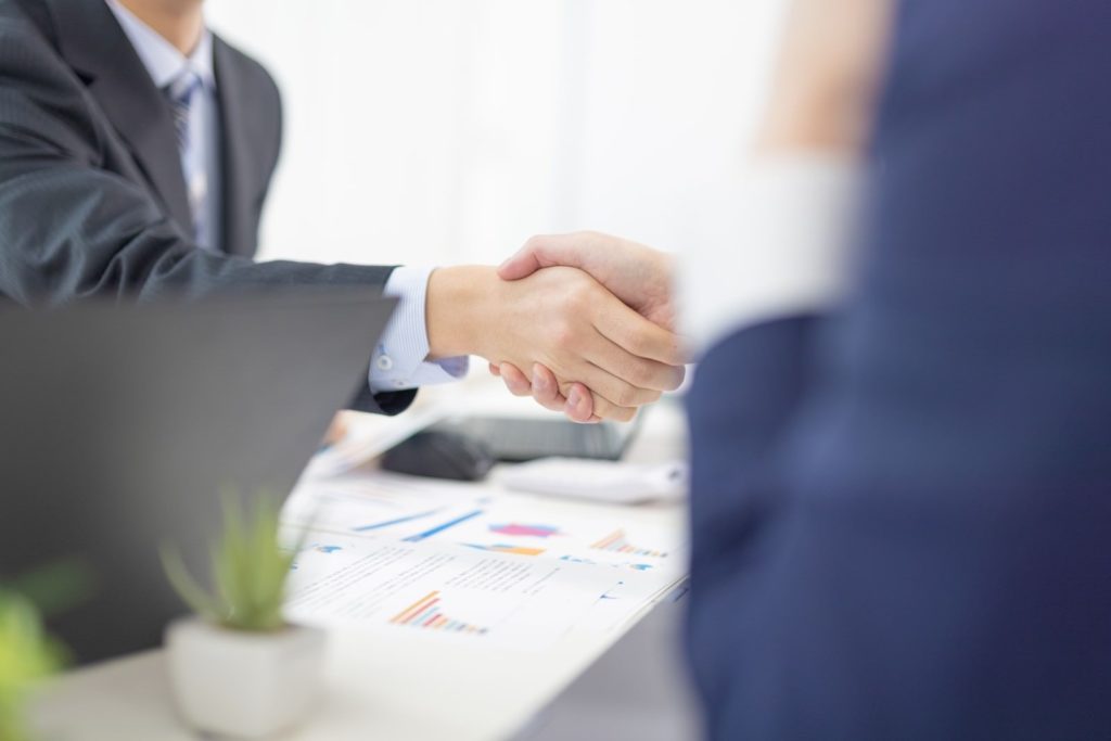 握手をするスーツ姿の会社員