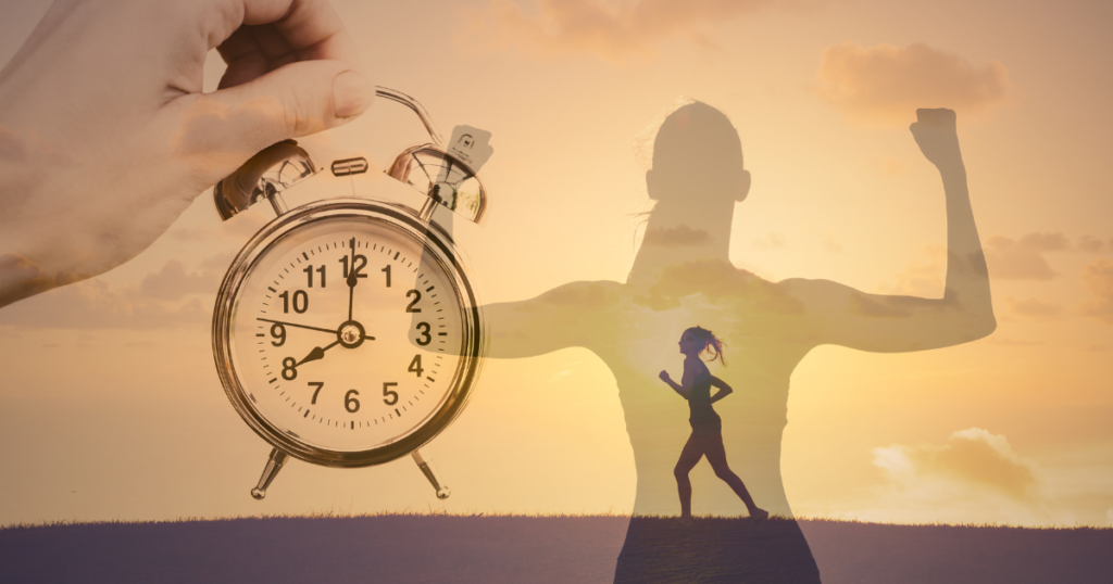 夕日の中でジョギングしている女性