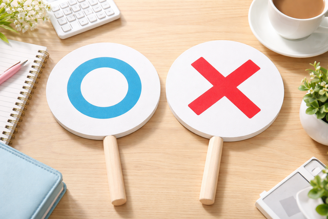 机の上に水色のマルと赤色のバツの札が置かれている