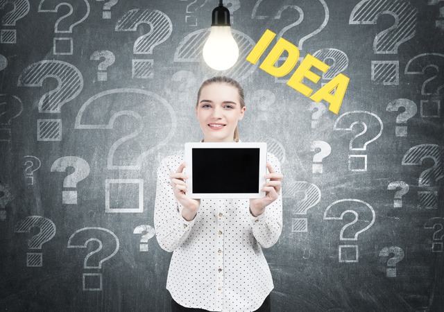 女性がタブレットを持ち、アイデアを考えている