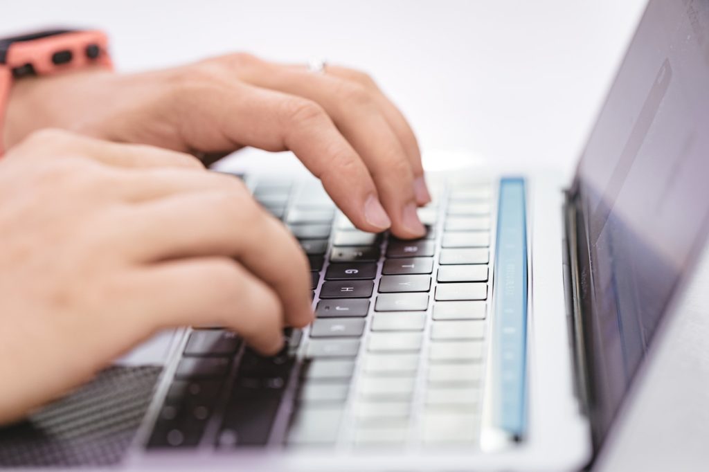 パソコンを操作している人の手元