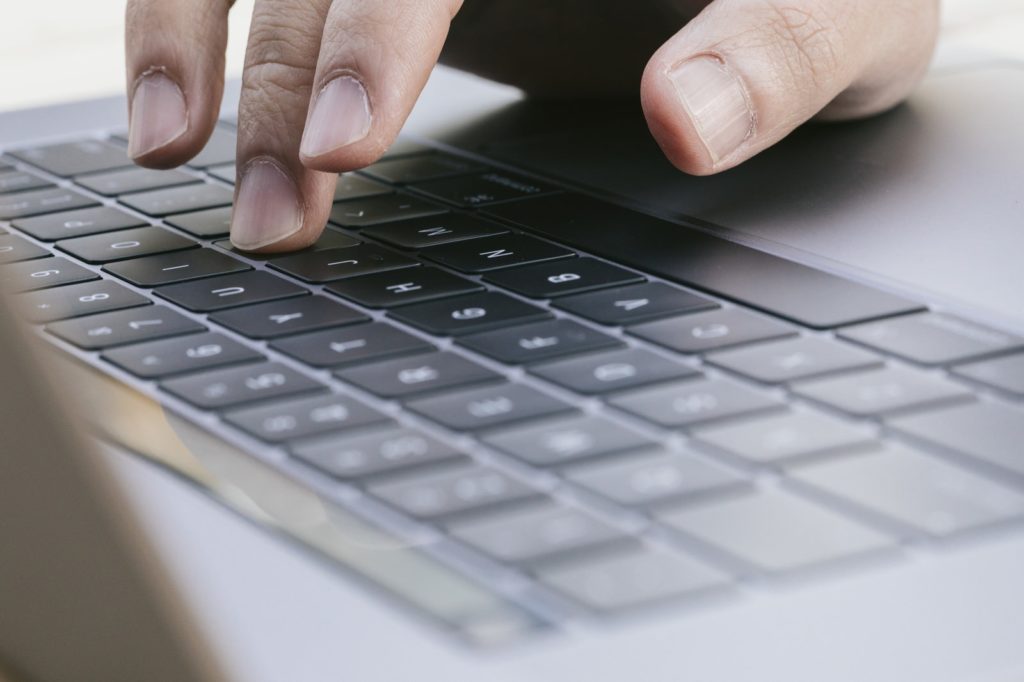 パソコンを操作している人の手元