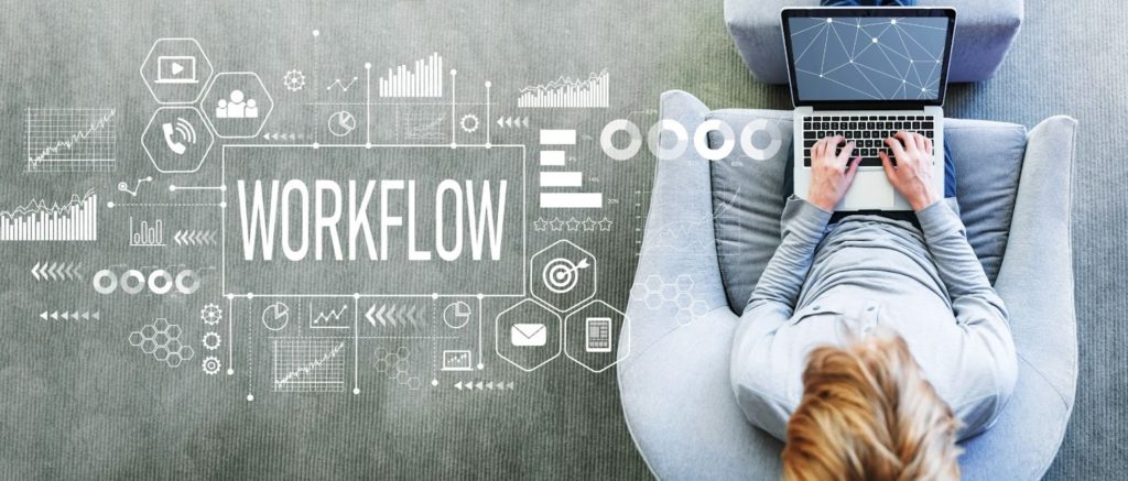 ソファに座ってパソコンを操作している女性