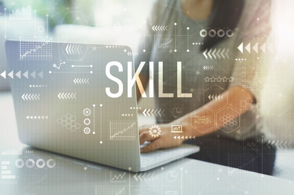 パソコンを操作する人と「SKILL」の文字