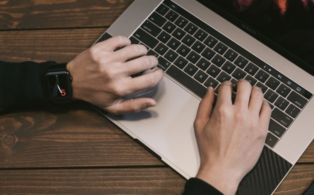 パソコンを操作する人の手元
