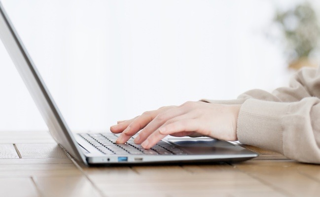 パソコンを操作している人